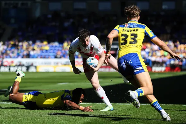 St. Helens 'ten Mark Percival, 5 Nisan 2025' te Warrington, İngiltere 'deki Halliwell Jones Stadyumu' nda oynanan Betfred Challenge Cup Quarter Final Maçı 'nda Warrington Wolves - St Helens maçında Warrington Wolves' dan Rodrick Tai yendi.
