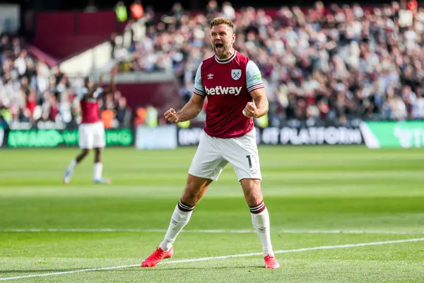 West Ham United takımından Niclas Fullkrug, 5 Nisan 2025 'te Londra' daki Londra Stadyumu 'nda oynanan Premier League maçında 1-1 kazanma hedefini kutluyor.
