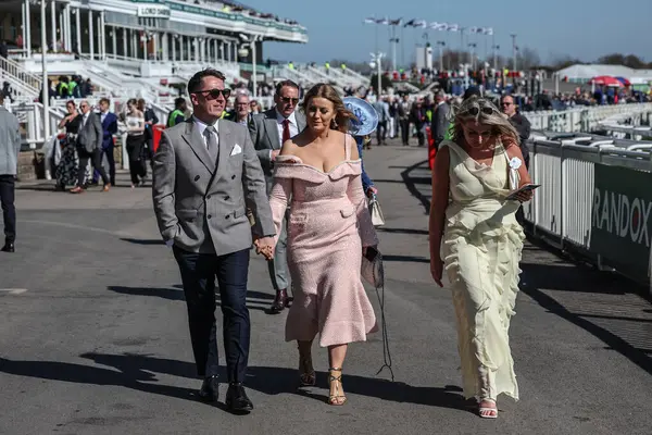 Yarışçılar 5 Nisan 2025 'te Aintree Yarış Pisti, Liverpool' da düzenlenen Randox Grand National 2025 Ulusal Günü 'nde Aintree' ye vardılar.
