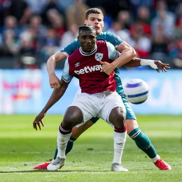 West Ham United takımından Muhammed Kudus, Premier League maçında AFC Bournemouth takımından Milos Kerkez 'in 5 Nisan 2025' te Londra Stadyumu 'nda oynadığı West Ham United - Bournemouth maçında baskı altında kaldı.