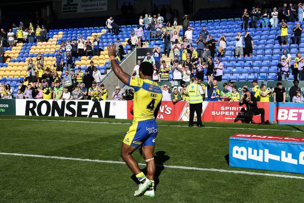 Warrington Wolves takımından Rodrick Tai, 5 Nisan 2025 'te Warrington' da oynanan Betfred Challenge Kupası çeyrek final maçı sonrasında taraftarlarını alkışlıyor.
