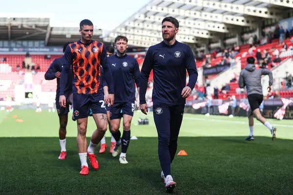 Blackpool 'dan James Husband, Sky Bet Ligi 1 maçı öncesinde New York Stadyumu' nda oynanan maç öncesi ısınma maçında Rotherham United 'a karşı Blackpool, Rotherham, İngiltere, 5 Nisan 2025