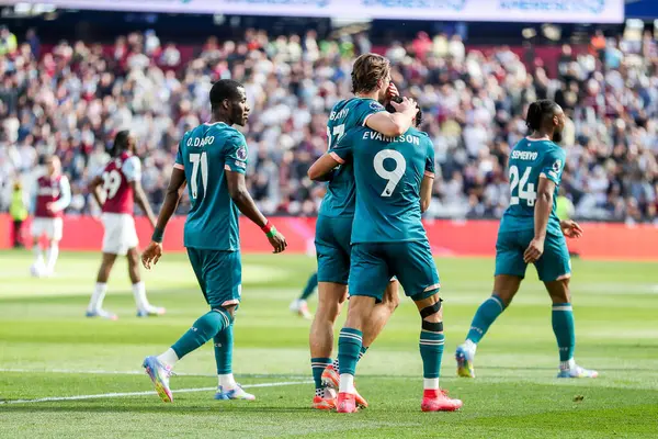 AFC Bournemouth takımından Evanilson, 5 Nisan 2025 'te Londra' daki Londra Stadyumu 'nda oynanan Premier League maçında takım arkadaşlarıyla yaptığı maçı 0-1 kazanarak kutluyor.