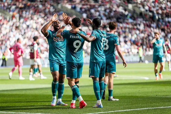 AFC Bournemouth takımından Evanilson, 5 Nisan 2025 'te Londra' daki Londra Stadyumu 'nda oynanan Premier League maçında takım arkadaşlarıyla yaptığı maçı 0-1 kazanarak kutluyor.