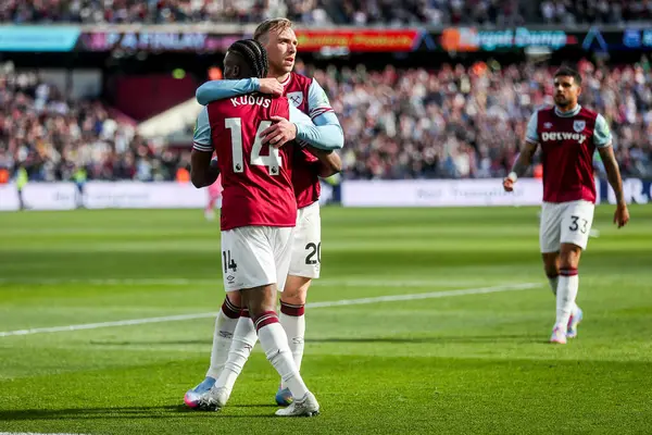 West Ham United takımından Jarrod Bowen, 5 Nisan 2025 'te Londra Stadyumu' nda oynanan Premier League maçında West Ham United 'a karşı Bournemouth maçında takım arkadaşlarıyla yaptığı maçı 2-1 kazanarak kutluyor.