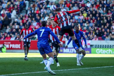 Brentford 'dan Keane Lewis-Potter Premier Lig karşılaşmasında topu sürüyor Brentford Chelsea' ye karşı Gtech Community Stadyumu, Londra, 6 Nisan 2025