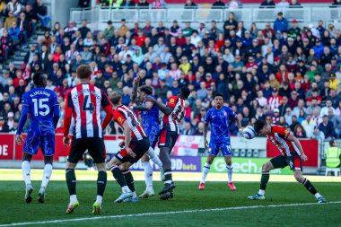 Brentford 'dan Christian Norgaard, Premier League maçı sırasında topu Londra' daki Gtech Community Stadyumu 'nda Brentford' a karşı Chelsea maçında yönetiyor.