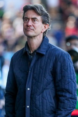 Brentford 'dan Thomas Frank, Premier Lig maçından önce Brentford Chelsea' ye karşı Gtech Community Stadyumu 'nda 6 Nisan 2025' te maçı izliyor.