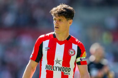 Brentford 'dan Christian Norgaard, Premier League maçında Brentford Chelsea' ye karşı Gtech Community Stadyumu 'nda 6 Nisan 2025' te seyrediyor.