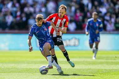 Chelsea 'li Kiernan Dewsbury-Hall, Brentford Premier League karşılaşmasında Mikkel Damsgaard' ın Chelsea 'ye karşı Gtech Community Stadyumu' nda 6 Nisan 2025 'de oynadığı maçta baskı altında kaldı.