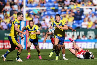 Warrington Wolves 'tan George Williams, 5 Nisan 2025' te Warrington, İngiltere 'deki Halliwell Jones Stadyumu' nda oynanan Warrington Wolves-St Helens maçında topu Betfred Challenge Kupası çeyrek final maçında aldı.