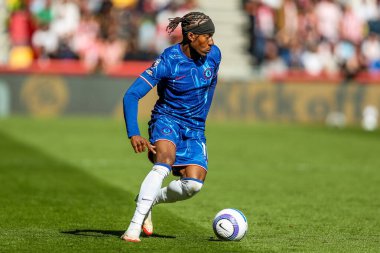 Chelsea 'den Noni Madueke Premier Lig maçında topla koşuyor Brentford Chelsea' ye karşı Gtech Community Stadyumu, Londra, İngiltere, 6 Nisan 2025