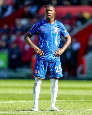 Chelsea 'den Moises Caicedo Premier Lig maçında Brentford Chelsea' ye karşı Gtech Community Stadyumu 'nda 6 Nisan 2025' te seyrediyor.