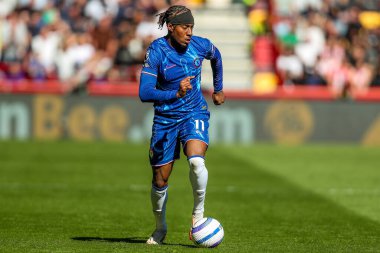 Chelsea 'den Noni Madueke Premier Lig maçında topla koşuyor Brentford Chelsea' ye karşı Gtech Community Stadyumu, Londra, İngiltere, 6 Nisan 2025