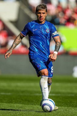 Chelsea 'den Enzo Fernandez Premier Lig karşılaşmasında topla koşuyor Brentford Chelsea' ye karşı Gtech Community Stadyumu, Londra, İngiltere, 6 Nisan 2025
