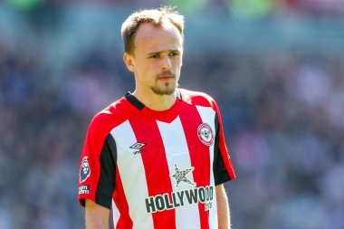 Brentford 'dan Mikkel Damsgaard, Premier League maçında Brentford Chelsea' ye karşı Gtech Community Stadyumu, Londra, 6 Nisan 2025 'de seyrediyor.