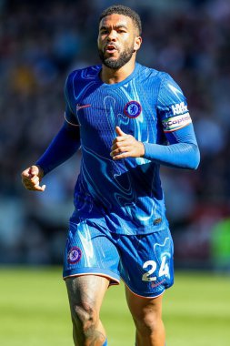 Chelsea 'den Reece James Premier Lig maçında takım talimatlarını veriyor Brentford Chelsea' ye karşı Gtech Community Stadyumu, Londra, İngiltere, 6 Nisan 2025