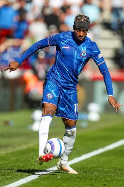 Chelsea 'den Noni Madueke Premier Lig karşılaşmasında topu kontrol ediyor Brentford Chelsea' ye karşı Gtech Community Stadyumu, Londra, Birleşik Krallık, 6 Nisan 2025