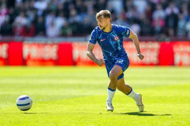 Chelsea 'den Kiernan Dewsbury-Hall Premier League maçında pas veriyor Brentford Chelsea' ye karşı Gtech Community Stadyumu, Londra, 6 Nisan 2025