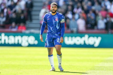 Chelsea 'den Reece James, Premier Lig karşılaşmasında Brentford Chelsea' ye karşı Gtech Community Stadyumu 'nda 6 Nisan 2025' te seyrediyor.