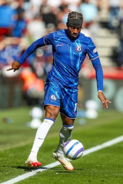 Chelsea 'den Noni Madueke Premier Lig karşılaşmasında topu kontrol ediyor Brentford Chelsea' ye karşı Gtech Community Stadyumu, Londra, Birleşik Krallık, 6 Nisan 2025