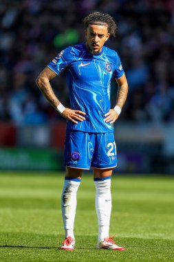 Chelsea 'den Malo Gusto, Premier League maçında Brentford Chelsea' ye karşı Gtech Community Stadyumu 'nda 6 Nisan 2025' te seyrediyor.