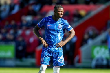 Chelsea 'den Moises Caicedo Premier Lig maçında Brentford Chelsea' ye karşı Gtech Community Stadyumu 'nda 6 Nisan 2025' te seyrediyor.
