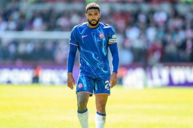 Chelsea 'den Reece James, Premier Lig karşılaşmasında Brentford Chelsea' ye karşı Gtech Community Stadyumu 'nda 6 Nisan 2025' te seyrediyor.