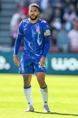 Chelsea 'den Reece James, Premier Lig karşılaşmasında Brentford Chelsea' ye karşı Gtech Community Stadyumu 'nda 6 Nisan 2025' te seyrediyor.