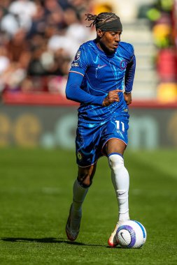 Chelsea 'den Noni Madueke Premier Lig maçında topla koşuyor Brentford Chelsea' ye karşı Gtech Community Stadyumu, Londra, İngiltere, 6 Nisan 2025