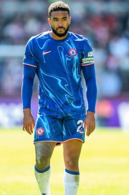 Chelsea 'den Reece James, Premier Lig karşılaşmasında Brentford Chelsea' ye karşı Gtech Community Stadyumu 'nda 6 Nisan 2025' te seyrediyor.
