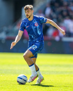 Chelsea 'den Kiernan Dewsbury-Hall Premier League maçında Brentford Chelsea' ye karşı Londra 'daki Gtech Community Stadyumu' nda 6 Nisan 2025 tarihinde oynanan maçta topla koşuyor.