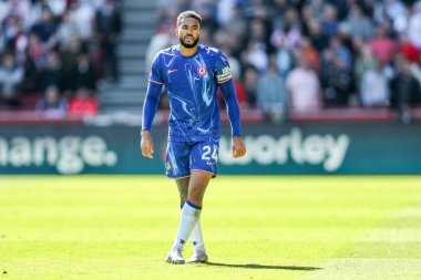 Chelsea 'den Reece James, Premier Lig karşılaşmasında Brentford Chelsea' ye karşı Gtech Community Stadyumu 'nda 6 Nisan 2025' te seyrediyor.