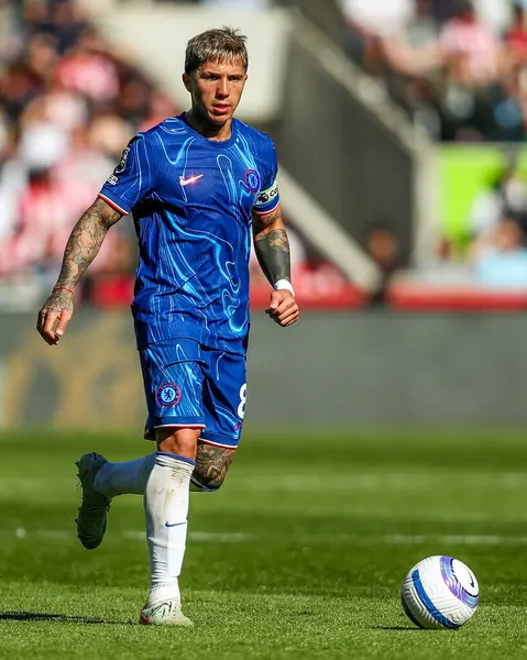 Chelsea 'den Enzo Fernandez Premier Lig karşılaşmasında topla koşuyor Brentford Chelsea' ye karşı Gtech Community Stadyumu, Londra, İngiltere, 6 Nisan 2025