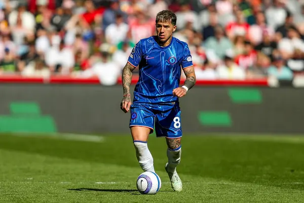 Chelsea 'den Enzo Fernandez Premier Lig karşılaşmasında topla koşuyor Brentford Chelsea' ye karşı Gtech Community Stadyumu, Londra, Birleşik Krallık, 6 Nisan 2025