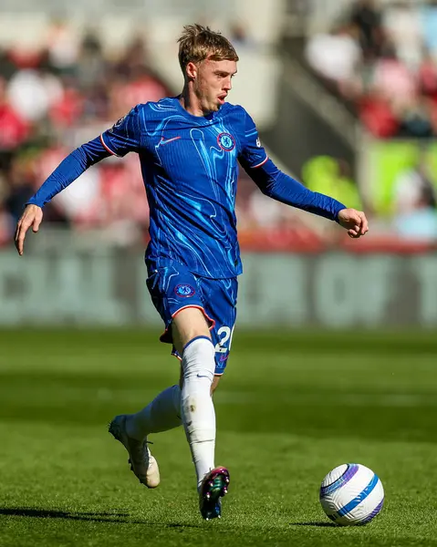 Chelsea 'den Cole Palmer, Premier League maçında topu Londra' daki Gtech Community Stadyumu 'nda Brentford' a karşı Chelsea maçında atıyor.