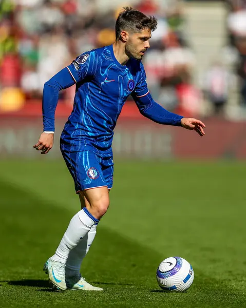 Chelsea 'den Pedro Neto Premier Lig karşılaşmasında topla koşuyor Brentford Chelsea' ye karşı Gtech Community Stadyumu, Londra, İngiltere, 6 Nisan 2025