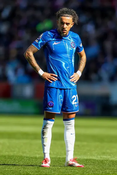 Chelsea 'den Malo Gusto, Premier League maçında Brentford Chelsea' ye karşı Gtech Community Stadyumu 'nda 6 Nisan 2025' te seyrediyor.