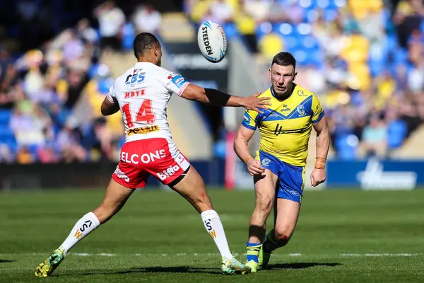 Warrington Wolves 'tan George Williams, 5 Nisan 2025' te İngiltere 'nin Warrington kentinde oynanan Betfred Challenge Kupası çeyrek final maçında topu sürüyor.