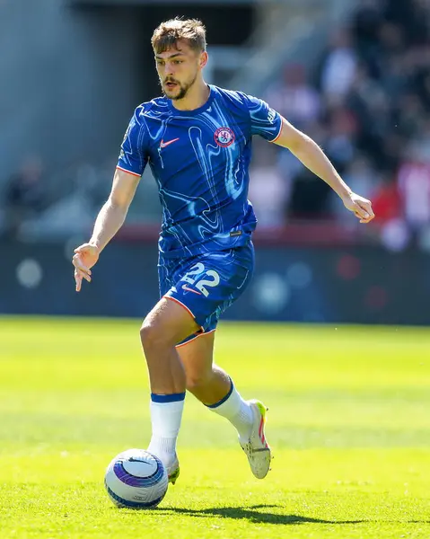 Chelsea 'den Kiernan Dewsbury-Hall Premier League maçında Brentford Chelsea' ye karşı Londra 'daki Gtech Community Stadyumu' nda 6 Nisan 2025 tarihinde oynanan maçta topla koşuyor.