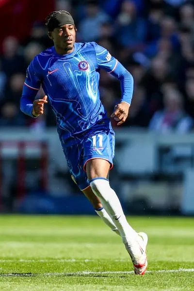 Chelsea 'den Noni Madueke Premier Lig karşılaşmasında Brentford Chelsea' ye karşı Gtech Community Stadyumu, Londra, İngiltere, 6 Nisan 2025