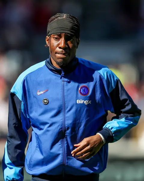 Chelsea 'den Noni Madueke, Premier League maçından önce Londra' daki The Gtech Community Stadyumu 'nda Brentford' a karşı Chelsea maçında sıralanır.
