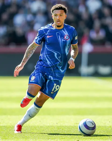 Chelsea 'den Jadon Sancho Premier Lig karşılaşmasında topla koşuyor Brentford Chelsea' ye karşı Gtech Community Stadyumu, Londra, İngiltere, 6 Nisan 2025