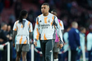 Real Madrid 'den Kylian Mbapp, UEFA Şampiyonlar Ligi çeyrek final maçı öncesinde, 8 Nisan 2025' te Emirates Stadyumu 'nda Arsenal-Real Madrid karşılaşmasında ısındı.