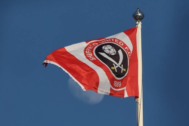 Sheffield United bayrağı rüzgarda savruluyor. 8 Nisan 2025 'te Bramall Lane, Sheffield, İngiltere' de Sheffield United ve Millwall arasındaki Gökyüzü İddia Şampiyonası 'nda ay yükseliyor.
