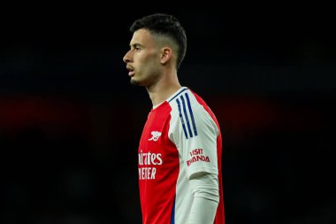 Arsenal 'den Gabriel Martinelli, UEFA Şampiyonlar Ligi çeyrek final maçı sırasında Emirates Stadyumu' nda Arsenal 'e karşı Real Madrid maçını izliyor.