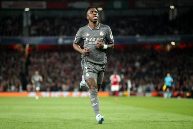 Real Madrid 'den Vincius Jnior, UEFA Şampiyonlar Ligi çeyrek final maçında, 8 Nisan 2025' te Emirates Stadyumu 'nda Arsenal ve Real Madrid maçında tepki gösterdi.