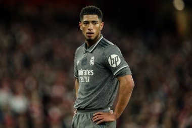 Real Madrid 'den Jude Bellingham, UEFA Şampiyonlar Ligi çeyrek final maçında Emirates Stadyumu' nda Arsenal 'e karşı Real Madrid maçını izliyor.