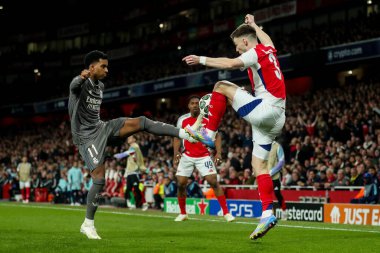 Real Madrid 'den Rodrygo, UEFA Şampiyonlar Ligi çeyrek final maçında Arsenal' e karşı Real Madrid, Londra, Birleşik Krallık, Emirates Stadyumu, 8 Nisan 2025 'de oynanan Arsenal maçında Arsenal' li Kieran Tierney ile top için mücadele ediyor.
