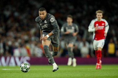 Real Madrid 'den Kylian Mbapp, UEFA Şampiyonlar Ligi çeyrek final maçı Arsenal' in Real Madrid 'e karşı Emirates Stadyumu, Londra, Birleşik Krallık' ta 8 Nisan 2025 'de oynanan karşılaşmasında topu kırdı.